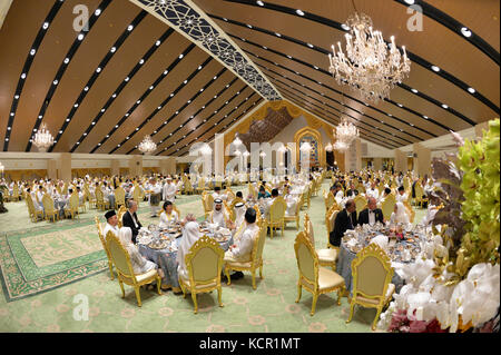 (171007) -- BANDAR Seri BEGAWAN, 7 octobre 2017 (Xinhua) -- la photo prise le 6 octobre 2017 montre la scène du banquet royal organisé par le sultan du Brunéi Haji Hassanal Bolkiah pour célébrer son jubilé d'or sur le trône à Bandar Seri Begawan, capitale du Brunéi. Plus de 2000 invités, y compris des membres de maisons royales de divers pays et un certain nombre de dirigeants de Nations d'Asie du Sud-est, ont partagé la joie avec le peuple brunéien, lorsque le sultanat a célébré le 50e anniversaire de l'accession au trône du sultan Haji Hassanal Bolkiah avec un grand banquet royal vendredi. (Xinhua/Jeff Banque D'Images