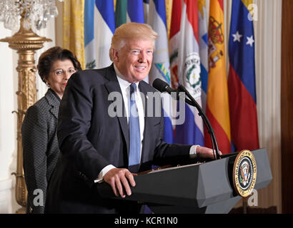 Participez à la célébration. 6 octobre 2017. Le président des États-Unis Donald J. Trump fait des remarques alors que lui et la première dame Melania Trump organisent un événement du mois du patrimoine hispanique dans la salle est de la Maison Blanche à Washington, DC le vendredi 6 octobre 2017. 200 les chefs d'entreprise, communautaires et confessionnels hispaniques et les invités de partout au pays ont été invités à participer à la célébration. Crédit : Ron Sachs/CNP - PAS DE SERVICE DE VIREMENT - crédit : Ron Sachs/Consolidated/dpa/Alamy Live News Banque D'Images