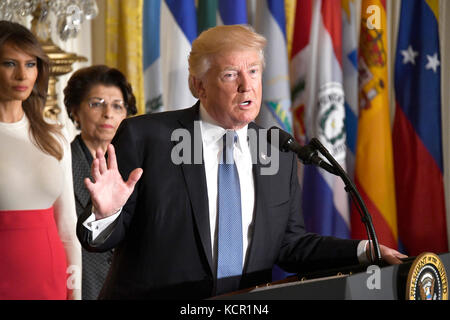 Participez à la célébration. 6 octobre 2017. Le président des États-Unis Donald J. Trump fait des remarques alors que lui et la première dame Melania Trump organisent un événement du mois du patrimoine hispanique dans la salle est de la Maison Blanche à Washington, DC le vendredi 6 octobre 2017. 200 les chefs d'entreprise, communautaires et confessionnels hispaniques et les invités de partout au pays ont été invités à participer à la célébration. Crédit : Ron Sachs/CNP - PAS DE SERVICE DE VIREMENT - crédit : Ron Sachs/Consolidated/dpa/Alamy Live News Banque D'Images