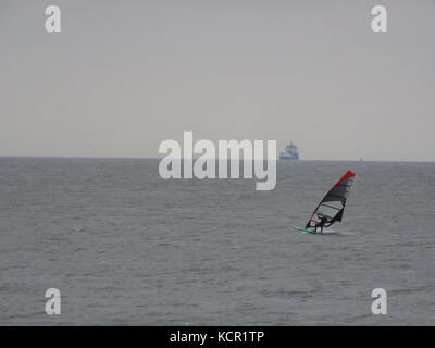 Sheerness, Kent, UK. 7 Oct, 2017. Météo France : un matin nuageux à Sheerness. Credit : James Bell/Alamy Live News Banque D'Images