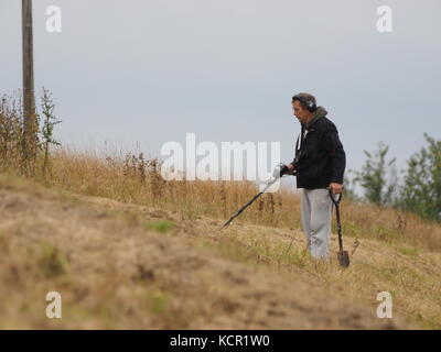 Sheerness, Kent, UK. 7 Oct, 2017. Météo France : un matin nuageux à Sheerness. Un metal detectorist recherches. Credit : James Bell/Alamy Live News Banque D'Images