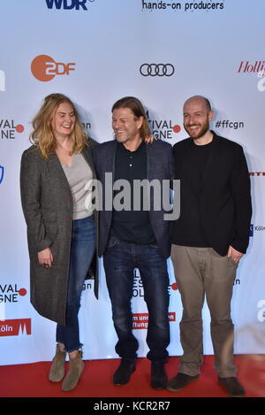 Cologne, Allemagne. 5 octobre 2017. L'acteur britannique Sean Bean (C) et sa femme Ashley Moore et le directeur du programme Johannes Hensen lors de la cérémonie de remise des prix du Festival du film de Cologne à Cologne, en Allemagne, le 5 octobre 2017. Crédit : Horst Galuschka/dpa/Alamy Live News Banque D'Images