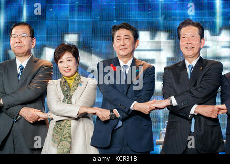 Tokyo, Japon. 7 octobre 2017. Kazuo Shii, président du Comité exécutif du Parti communiste japonais, gouverneur de Tokyo et chef du nouveau parti national Kibo no to (Parti de l'espoir) Yuriko Koike, premier ministre japonais et chef du Parti libéral démocrate du Japon (PLD) Shinzo Abe et le chef de Komeito Natsuo Yamaguchi, posent pour les caméras lors d'un débat public diffusé en ligne le 7 octobre 2017 à Tokyo, Japon. Crédit : Aflo Co. Ltd./Alamy Live News Banque D'Images