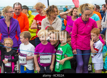 Bournemouth, Dorset, UK. 7 Oct, 2017. Le premier jour du Marathon de Bournemouth se prépare la fête avec les courses d'Enfants - Enfants kilomètre, Junior 1.5k, 2k et 5k. Les enfants âgés de 3 à 6 pour attendre le début de la Kids km à la course. Credit : Carolyn Jenkins/Alamy Live News Banque D'Images