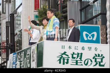 7 octobre 2017, Ginza 4th Crossing, Ginza, Tokyo, Japon : gouverneur de Tokyo et chef du Parti de l'espoir, Yuriko Koike fait campagne avec Ichiro Matsui, chef du Ishin no Kai (Parti de la restauration du Japon) (chemise bleue) et Takashi Kawamura, maire de Nagoya au 4e passage à Ginza à Tokyo. Banque D'Images