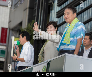 7 octobre 2017, Ginza 4th Crossing, Ginza, Tokyo, Japon : gouverneur de Tokyo et chef du Parti de l'espoir, Yuriko Koike fait campagne avec Ichiro Matsui, chef du Ishin no Kai (Parti de la restauration du Japon) (chemise bleue) et Takashi Kawamura, maire de Nagoya au 4e passage à Ginza à Tokyo. Banque D'Images