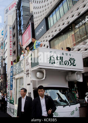 7 octobre 2017, Ginza 4th Crossing, Ginza, Tokyo, Japon : gouverneur de Tokyo et chef du Parti de l'espoir, Yuriko Koike fait campagne avec Ichiro Matsui, chef du Ishin no Kai (Parti de la restauration du Japon) (chemise bleue) et Takashi Kawamura, maire de Nagoya au 4e passage à Ginza à Tokyo. (Keiko Hiromi/AFLO) Banque D'Images