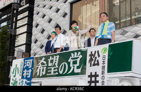 7 octobre 2017, Ginza 4th Crossing, Ginza, Tokyo, Japon : gouverneur de Tokyo et chef du Parti de l'espoir, Yuriko Koike fait campagne avec Ichiro Matsui, chef du Ishin no Kai (Parti de la restauration du Japon) (chemise bleue) et Takashi Kawamura, maire de Nagoya au 4e passage à Ginza à Tokyo. Banque D'Images