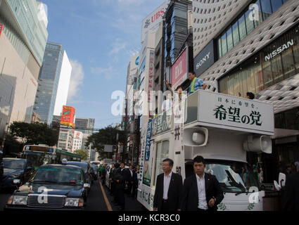 7 octobre 2017, Ginza 4th Crossing, Ginza, Tokyo, Japon : gouverneur de Tokyo et chef du Parti de l'espoir, Yuriko Koike fait campagne avec Ichiro Matsui, chef du Ishin no Kai (Parti de la restauration du Japon) (chemise bleue) et Takashi Kawamura, maire de Nagoya au 4e passage à Ginza à Tokyo. (Keiko Hiromi/AFLO) Banque D'Images