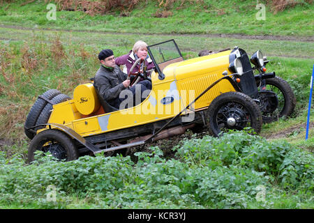 Ferme près de badlands kinnerton, powys - samedi 7 octobre 2017 - vintage sports car club ( csecc ) un essai gallois hill climb cas où les concurrents marquent des points à mesure qu'ils progressent d'un muddy hill climb - illustré ici, une Ford speedster construit en 1928 à partir de la colline de l'escalade. crédit : Steven mai/Alamy live news Banque D'Images