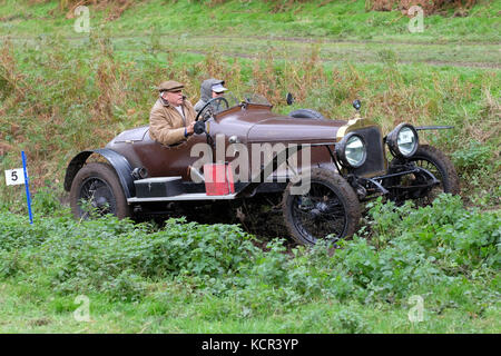 Ferme près de badlands kinnerton, powys - samedi 7 octobre 2017 - vintage sports car club ( csecc ) un essai gallois hill climb cas où les concurrents marquent des points à mesure qu'ils progressent d'un muddy hill climb - illustré ici, une talbot 25/50 construite en 1913 au point 5 de l'hill climb. crédit : Steven mai/Alamy live news Banque D'Images