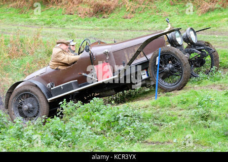 Ferme près de badlands kinnerton, powys - samedi 7 octobre 2017 - vintage sports car club ( csecc ) un essai gallois hill climb cas où les concurrents marquent des points à mesure qu'ils progressent d'un muddy hill climb - illustré ici, une talbot 25/50 construite en 1913 en tant qu'il lutte pour passer le point 6 sur la colline de l'escalade. crédit : Steven mai/Alamy live news Banque D'Images