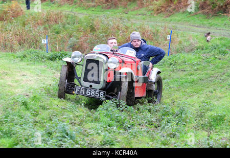 Ferme près de badlands kinnerton, powys - samedi 7 octobre 2017 - vintage sports car club ( csecc ) un essai gallois hill climb cas où les concurrents marquent des points à mesure qu'ils progressent d'un muddy hill climb - illustré ici, une austin 7 ulster construit en 1930 au point 6 sur la colline de l'escalade. crédit : Steven mai/Alamy live news Banque D'Images