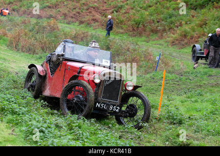 Ferme près de badlands kinnerton, powys - samedi 7 octobre 2017 - vintage sports car club ( csecc ) un essai gallois hill climb cas où les concurrents marquent des points à mesure qu'ils progressent d'un muddy hill climb - illustré ici, une austin 7 ulster réplique construite en 1930 au point 6 sur la colline de l'escalade. crédit : Steven mai/Alamy live news Banque D'Images