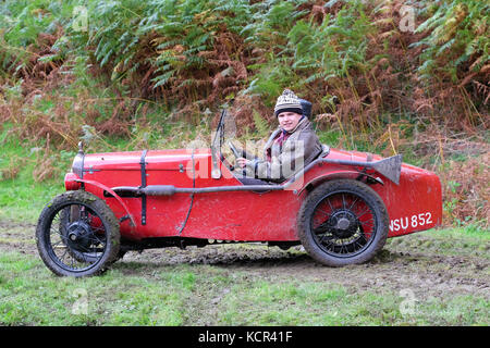 Ferme près de badlands kinnerton, powys - samedi 7 octobre 2017 - vintage sports car club ( csecc ) un essai gallois hill climb cas où les concurrents marquent des points à mesure qu'ils progressent d'un muddy hill climb - illustré ici, une austin 7 ulster réplique construite en 1930 sur la colline de l'escalade. crédit : Steven mai/Alamy live news Banque D'Images