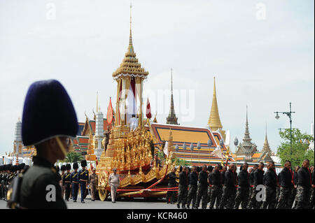 Bangkok, 7 octobre. 29 octobre 2017. Des soldats et des gardes d'honneur escortent le char royal qui sera utilisé pour transporter l'urne du défunt roi thaïlandais Bhumibol Adulyadej lors d'une répétition pour les funérailles du roi près du Grand Palais à Bangkok, Thaïlande, Oct. 7, 2017. Les funérailles royales du roi Bhumibol sont prévues entre le 25 et le 29 octobre 2017. Crédit : Rachen Sageamsak/Xinhua/Alamy Live News Banque D'Images