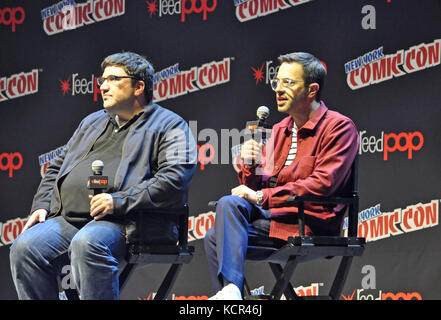 Hammerstein Ballroom, New York, NY, 6 octobre 2017.. les créateurs de la série adam horowitz et Edward kitsis. new york comic con il était une fois. © bruno veronica/Alamy Banque D'Images