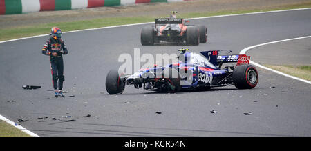 Suzuka, Japon. 6 octobre 2017. 06.10.2017, Suzuka International Racing course, Suzuka, 2017 FORMULE 1 GRAND PRIX DU JAPON , 06. - 08.10.2017 , im Bild Unfall von Carlos Sainz Jr (SPA#55), Scuderia Toro Rosso, Sebastian Vettel (GER#5), Scuderia Ferrari, Stoffel Vandoorne (bel#2), écurie McLaren Honda Formula 1 photo : Cronos/Hasan Bratic crédit : Cronos/Alamy Live News Banque D'Images