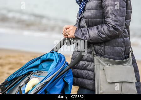 Gdansk, Pologne. 07 octobre 2017. Catholiques croyants priant un chapelet sur la rive de la mer Baltique sont vus à Gdansk, Pologne le 7 octobre 2017 les catholiques polonais ont été invités à se joindre à une prière de chapelet le long de la frontière de 3 500 kilomètres du pays pour prier pour «leur patrie et le monde entier». Le 7 octobre est célébré dans l'Église catholique romaine comme la fête de notre-Dame du Rosaire. Au total, 319 églises proches des frontières polonaises ont été sélectionnées comme points de rassemblement pour l’événement. Crédit : Michal Fludra/Alamy Live News Banque D'Images