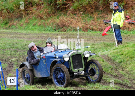 Ferme près de Badlands Kinnerton, Powys - Samedi 7 Octobre 2017 - Vintage Sports Car Club ( CSECC ) un essai gallois hill climb cas où les concurrents marquent des points à mesure qu'ils progressent d'un muddy hill climb - illustré ici, une Austin 7 construit en 1930, l'Ulster s'enliser au point 13 sur la colline de l'escalade. Crédit : Steven Mai/Alamy Live News Banque D'Images