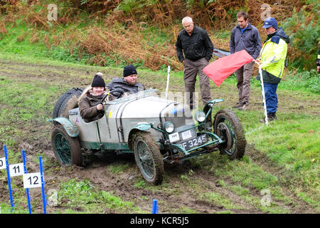 Ferme près de Badlands Kinnerton, Powys - Samedi 7 Octobre 2017 - Vintage Sports Car Club ( CSECC ) un essai gallois hill climb cas où les concurrents marquent des points à mesure qu'ils progressent d'un muddy hill climb - illustré ici, une Riley MK IV construit en 1920 au point 12 sur la colline de l'escalade. Crédit : Steven Mai/Alamy Live News Banque D'Images