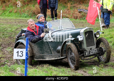 Ferme près de Badlands Kinnerton, Powys - Octobre 2017 - Vintage Sports Car Club ( CSECC ) un essai gallois hill climb cas où les concurrents marquent des points à mesure qu'ils progressent d'un muddy hill climb - illustré ici, une Austin 7 construite en 1930 au point 13 sur la colline de l'escalade. Crédit : Steven Mai/Alamy Live News Banque D'Images