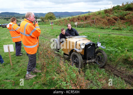 Ferme près de Badlands Kinnerton, Powys - Octobre 2017 - Vintage Sports Car Club ( CSECC ) un essai gallois hill climb cas où les concurrents marquent des points à mesure qu'ils progressent d'un muddy hill climb - illustré ici, une Austin 7 construite en 1930 Traversée de la ligne de départ sous le regard de la compétition marshalls sur la colline de l'escalade. Crédit : Steven Mai/Alamy Live News Banque D'Images