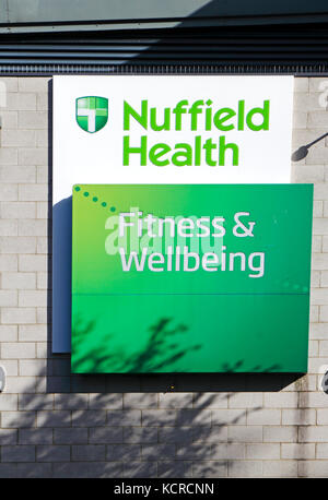 Un signe pour le nuffield health centre vue de la promenade Riverside à Norwich, Norfolk, Angleterre, Royaume-Uni. Banque D'Images