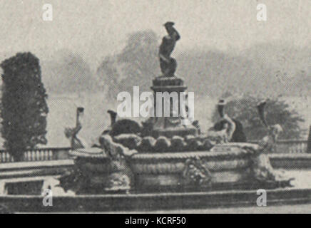 Cette image montre la fontaine de la flore, située dans une ville importante, autour de l'an 1900. La fontaine, dédiée à la déesse romaine Flora, est un monument historique et architectural. Banque D'Images
