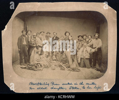 Cette image de 1865 représente la famille Price, y compris le général Sterling Price, après avoir été sauvé d'un naufrage pendant leur voyage au Mexique. La photographie capture la survie de la famille et le moment de soulagement, en se concentrant sur MRS Price et sa fille Stella. Banque D'Images