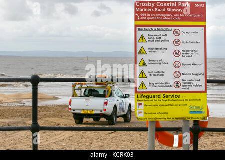 Véhicule de sauvetage de patrouille hors route et de plage de secouriste. RNLI volontaire LifeGuards pratiquer le sauvetage basé sur terre formation de premiers soins et de récupération sur la plage à marée haute. Les sauvetages simulés sont utilisés pour s'exercer à répondre dans différentes conditions, Crosby Coastal Park, Merseyside, Royaume-Uni Banque D'Images