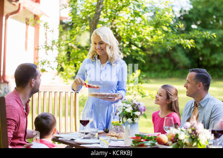 Happy Family having dinner ou été garden party Banque D'Images