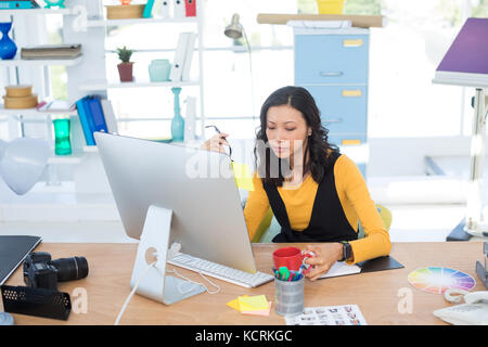 De travail exécutif femelle sur computer in office Banque D'Images