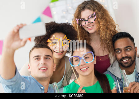 Heureux les amis de prendre à partie selfies Banque D'Images