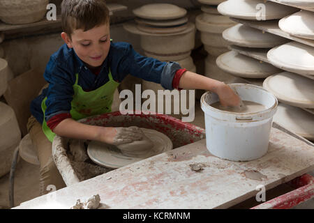 Garçon faisant un pot dans atelier de poterie Banque D'Images