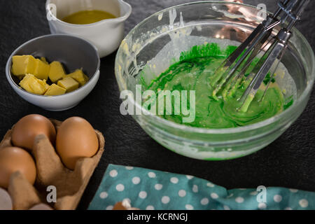 Close-up de pâte de couleur verte emmené dans un bol Banque D'Images