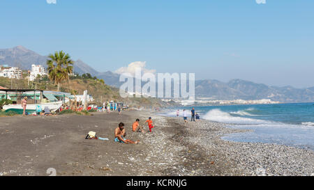 Torrox-Costa, Costa del sol, province de Malaga, Andalousie, sud de l'Espagne. Plage El Penoncillo en hiver. Banque D'Images