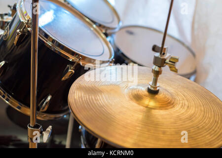 Close up cymbale avec batterie en arrière-plan Banque D'Images