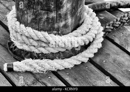 Le noir et blanc de la corde enroulée autour de dock pier post. vue d'en haut. Banque D'Images