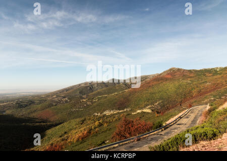 Vue aérienne de beaux paysages en automne situé entre les provinces de Guadalajara et Segovia (Espagne). Europe Banque D'Images