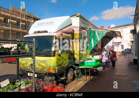 Commerçant du marché en utilisant son véhicule commercial comme un étal pour vendre ses marchandises. Banque D'Images