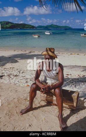 Pêcheur sur Anse Boileau, Mahé, Seychelles Banque D'Images