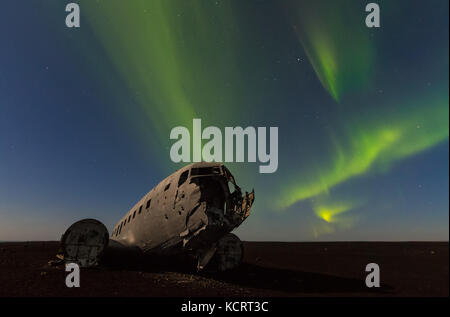 Solheimasandur DC-3 Plane Wreck avec aurores boréales en Islande Banque D'Images