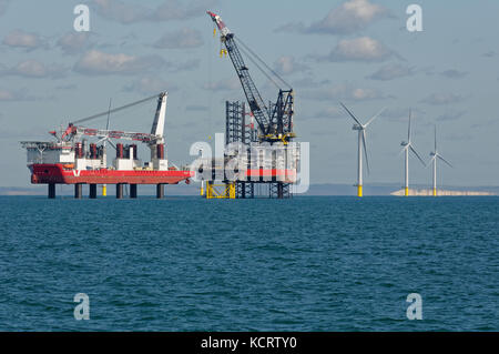 Le mpi discovery et du Pacifique à l'Osprey bateaux de construction le parc éolien offshore de rampion, près de Brighton, Angleterre. Banque D'Images