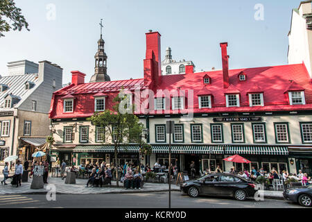 La ville de Québec, canada 13.09.2017 - toit rouge de la célèbre auberge du tresor restaurant et l'hôtel dans la vieille ville historique de la ville de Québec Banque D'Images