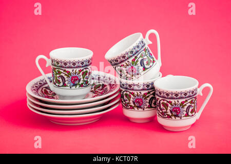 Les tasses de café turc porcelaine classique sur fond rose Banque D'Images