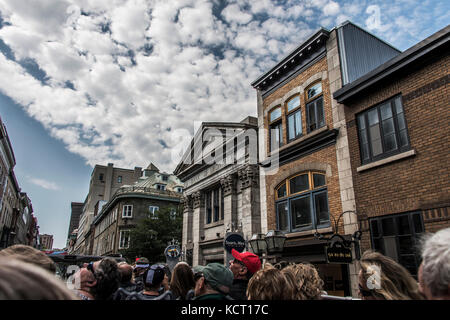 Québec canada 13.09.2017 les gens à l'ancien bâtiment de la Banque de Montréal Québec cloud sky pendant hop sur bus tour Banque D'Images