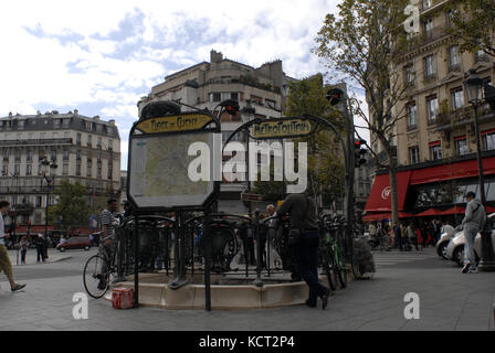 Entrée de la station de métro Art Nouveau Metropolitan place de Clichy. Métro, Paris, France Banque D'Images