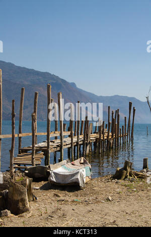 Jetée en bois sur le bord du lac, le lac Atitlan, Guatemala, 2017 Banque D'Images