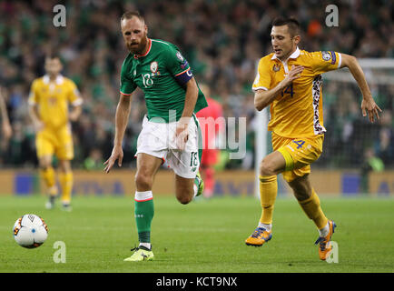 David Meyler, de la République d'Irlande, et Vitalie Bordian, de la Moldavie, se battent pour le ballon lors de la qualification de la coupe du monde de la FIFA 2018, match du groupe D au stade Aviva, à Dublin. Banque D'Images